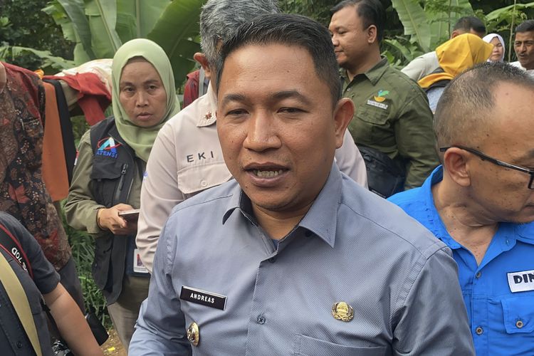 Wakil Bupati Sukabumi, Andreas saat diwawancarai oleh awak media di dekat kediaman bocah Raya, Kamis (21/8/2025)