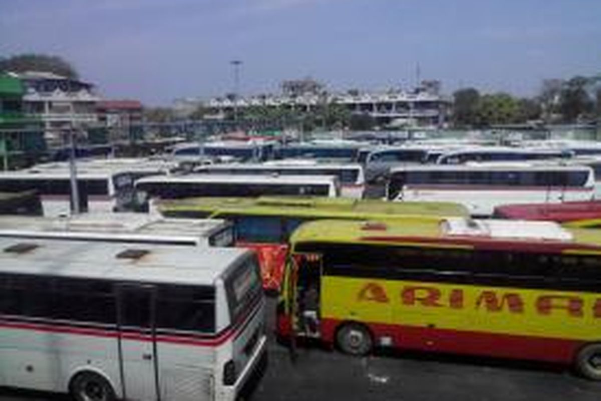 Suasana Terminal Induk Kota Bekasi pada H 3 Lebaran, Selasa (21/7/2015). 