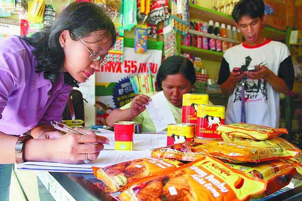 ilustrasi: Petugas akan memeriksa parsel secara acak untuk mengetahui apakah ada produk makanan dan minuman yang sudah kedaluwarsa. 