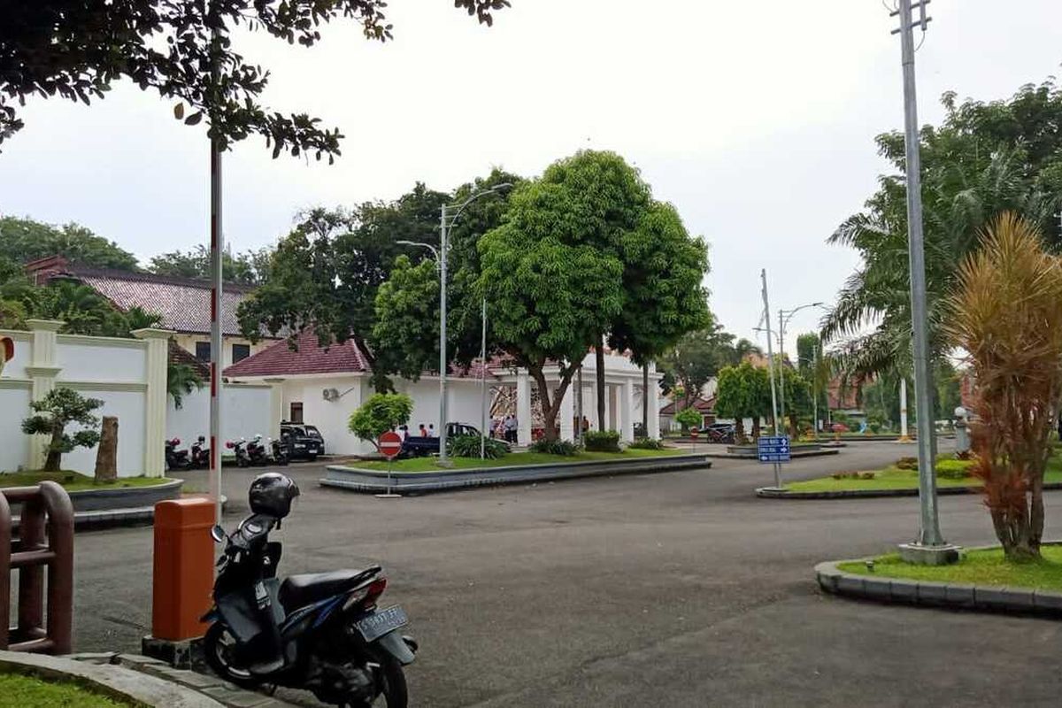 Lokasi gedung Korpri Tuban yang bagian atapnya ambruk di Komplek Pendopo Krido Manunggal Tuban, Jawa Timur.