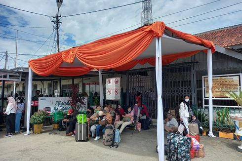 Macet di Tol Tangerang-Merak, Pemudik Pilih Naik Kereta Transit di Rangkasbitung, Ongkos Lebih Murah