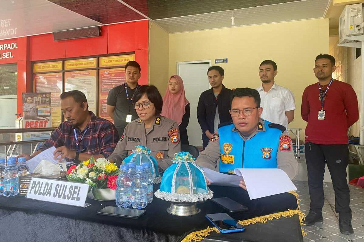 Kasubbid Penmas Bidhumas Polda Sulsel, AKBP Yerlin Tending Kate, didampingi Kasubbagselek Bagdalpers RO SDM Polda Sulsel, Kompol I Made Suarma, dan Kasubdit V Tipidsiber Ditreskrimsus Polda Sulsel Kompol Bayu Wicaksono Febrianto saat ekspose di Mapolda Sulsel, Kota Makassar, Sulsel, Selasa (21/1/2025).