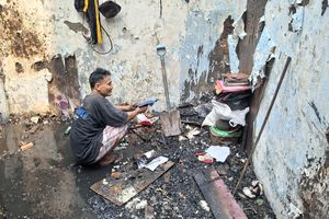 Warga Mengais Puing Sisa Kebakaran Tambora: Cari Sisa Seragam dan Buku Anak