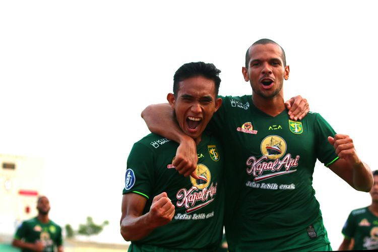 Hasil Persebaya vs Bhayangkara FC: Rizky Ridho (kiri) merayakan golnya bersama Leo Lelis (kanan) pada laga pekan ke-20 Liga 1 2022-2023 yang mempertemukan Persabaya vs Bhayangkara FC, Senin (23/1/2023) sore WIB. Pertandingan yang berlangsung di Stadion Gelora Joko Samudro itu berakhir 2-1 untuk kemenangan Persebaya.