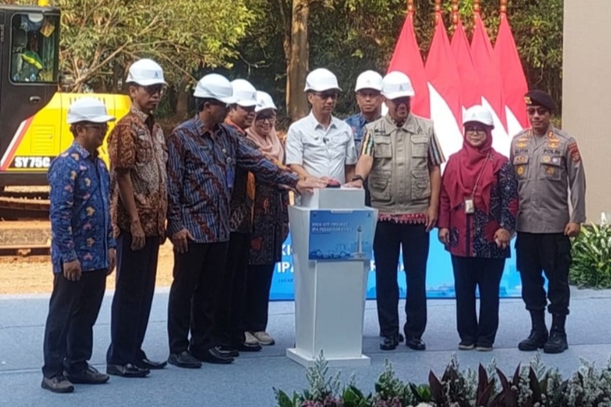 Penjabat Gubernur DKI Jakarta Heru Budi Hartono di Instalasi Pengolahan Air (IPA) Pesanggrahan yang dibangun PAM Jaya di kawasan Cilandak, Jakarta Selatan, Jumat (3/11/2023).