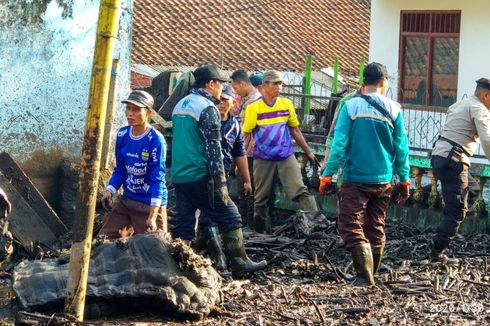 Cerita Relawan Bersihkan Lumpur Banjir Bondowoso, Tingginya Sampai 1,5 Meter