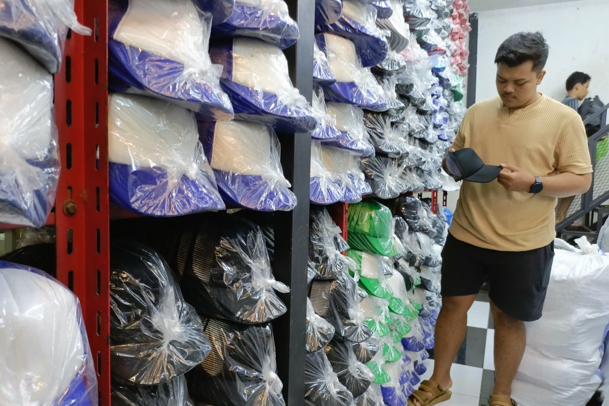 Muhammad Ilham Maulana (24) pengusaha topi asal Cigondewah, Kecamatan Margaasih, Kabupaten Bandung, Jawa Barat saat ditemui di tokonya pada Jumat (8/12/2023) usaha yang dirintisnya sejak 2018 mulai kebanjiran orderan jelang pemilihan umum (Pemilu) 2024.