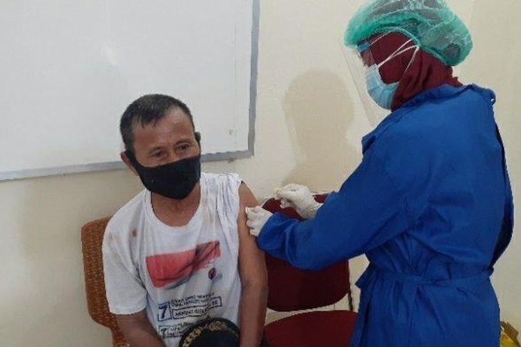 Petugas kebersihan, Adi Sutopo menjalani Vaksinasi Covid-19 di Mapolsek Pamulang, Jalan Surya Kencana nomor 1, Pamulang Barat, Pamulang, Tangsel, Kamis (1/7/2021).