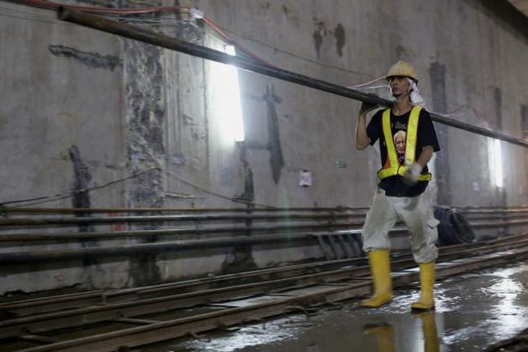 Aktivitas pekerja menyelesaikan pengerjaan proyek pengeboran terowongan untuk angkutan massal cepat (Mass Rapid Transit/MRT) di kawasan Stasiun Bendungan Hilir, Jakarta Pusat, Kamis (3/11/2016). Pengerjaan proyek MRT fase pertama ini diperkirakan rampung pada tahun 2018.