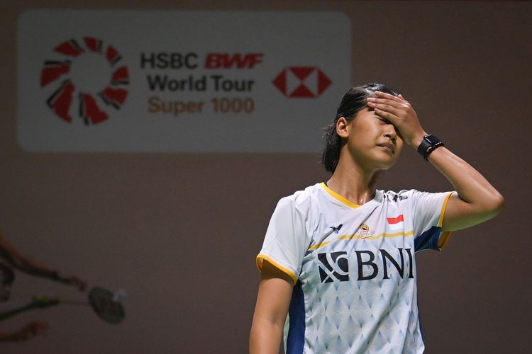 Pebulu tangkis tunggal putri Indonesia Putri Kusuma Wardani bereaksi usai gagal mengembalikan kok ke arah lawannya asal Amerika Serikat, Iris Wang dalam pertandingan babak pertama (32 besar) turnamen Indonesia Open 2023 di Istora Senayan, Jakarta, Selasa (13/6/2023). Putri KW menang dalam rubber gim (15-21, 22-20, dan 23-21) sehingga memastikan lolos ke babak kedua (16 besar). Terkini, Putri KW tersingkir di babak 32 besar Australian Open 2023.