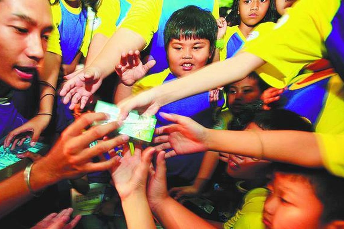 Pelajar SDN Menteng 01 dan SDN Gondangdia 01 berebut kemasan susu kotak di Menteng, Jakarta, Rabu (24/9), pada perayaan Hari Susu Sekolah Sedunia yang dicanangkan Badan Pangan dan Pertanian PBB pada setiap Rabu terakhir di bulan September. Di tengah keresahan masyarakat akibat kabar kandungan melamin pada produk susu dari China, Hari Susu Sekolah Sedunia mengingatkan pentingnya susu bagi peningkatan gizi. Konsumsi susu Indonesia 9,0 liter per kapita per tahun tergolong rendah bila dibandingkan dengan negara Asia lainnya.  