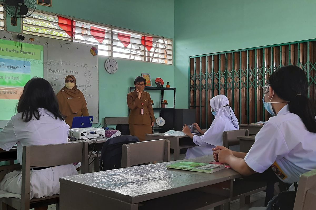 Kepala Suku Dinas Pendidikan Wilayah I Jakarta Timur, Linda Siregar, saat meninjau pembelajaran tatap muka (PTM) terbatas di SMP Corpatarin, Duren Sawit, Jakarta Timur, Senin (30/8/2021).