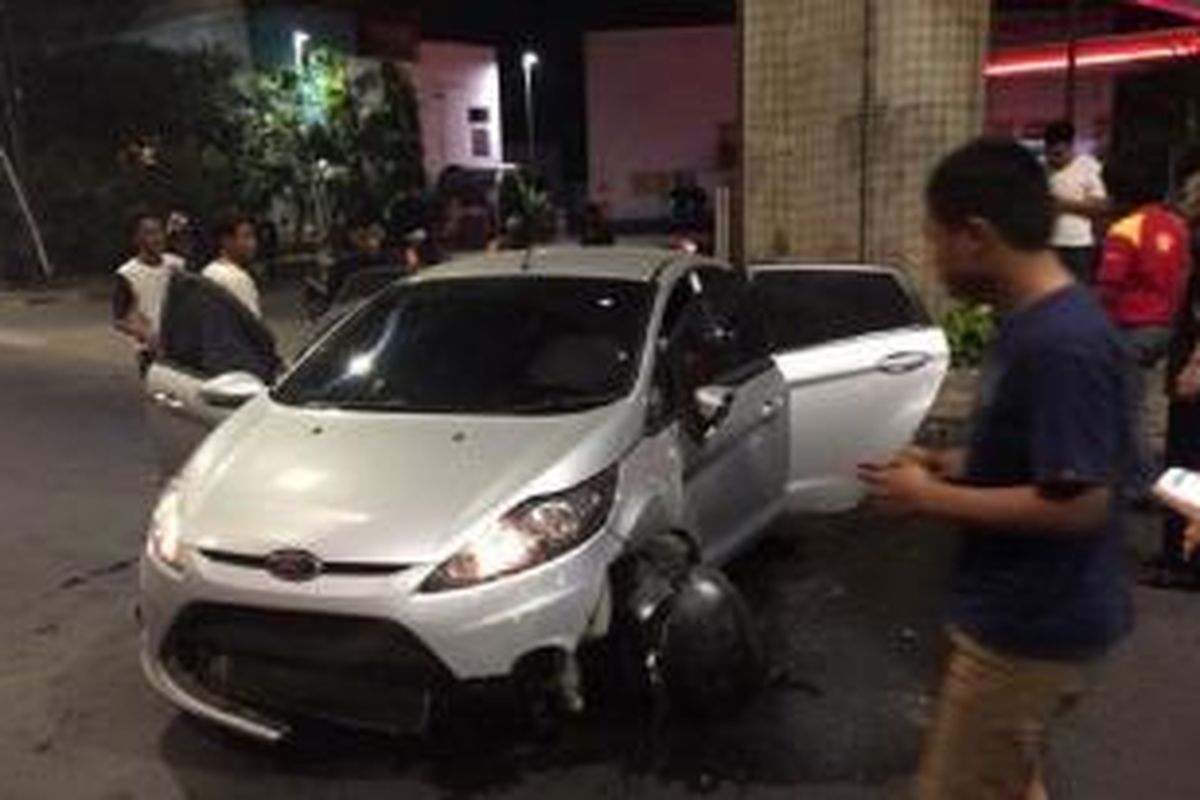 Kondisi sementara mobil Ford B 169 NDA yang menabrak pembatas jalan di Jakarta Selatan, Sabtu (20/9/2014).