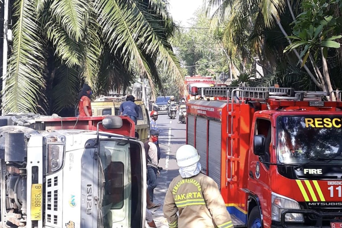 Sebuah truk bermuatan semen bernomor polisi B 9868 YN terbalik di Jalan Gunung Balong, Lebak Bulus, Cilandak Barat, Jakarta pada Rabu (16/9/2020) pukul 07.00 WIB.