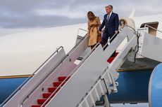 Video Viral Melania Tak Mau Digandeng Trump Saat Turun dari Air Force One