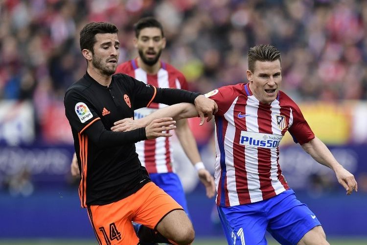 Bek Valencia Jose Gaya (kiri) bersaing dengan pemain depan Atletico Madrid asal Prancis Kevin Gameiro selama pertandingan liga Spanyol Club Atletico de Madrid vs Valencia CF di stadion Vicente Calderon di Madrid pada 5 Maret 2017.