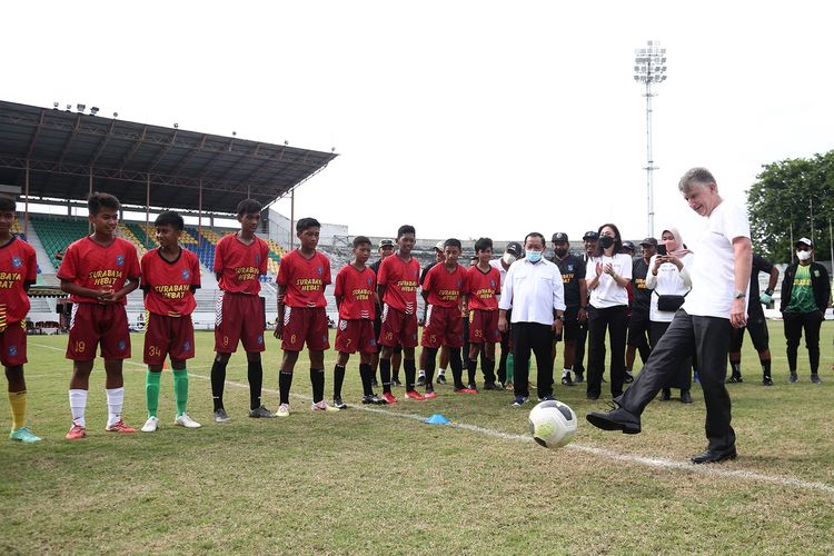 Duta Besar (Dubes) Inggris untuk Indonesia dan Timor-Leste, Owen Jenkins meninjau langsung pelaksanaan program pengembangan sepak bola di Gelora 10 November (G10N), Kecamatan Tambaksari Kota Surabaya, Rabu (1/12/2021) sore.