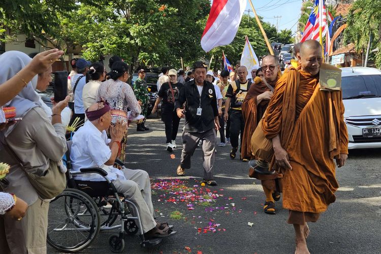 Tabur Bunga Warnai Pelepasan 50 Biksu yang Jalan Kaki dari Bali Menuju Borobudur
