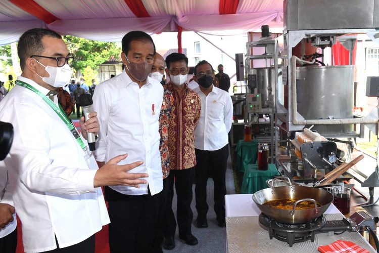 Presiden Joko Widodo meninjau proses penelitian minyak makan merah di Pusat Penelitian Kelapa Sawit (PPKS), Kampung Baru, Medan, Kamis (7/7/2022).