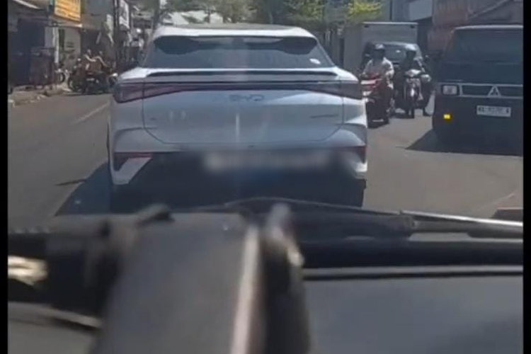 Diduga Halangi Ambulans yang Muat Pasien Kritis, Pengemudi Mobil BYD di Solo Ditilang Polisi dan Beralasan Mobil Kedap Suara