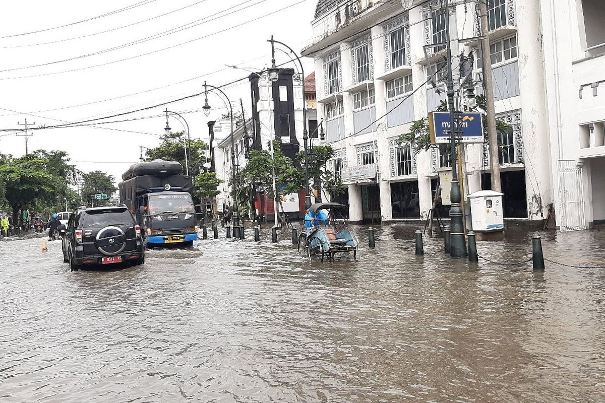 Banjir Semarang di kawasan Kota Lama Semarang, Sabtu (6/2/2021)