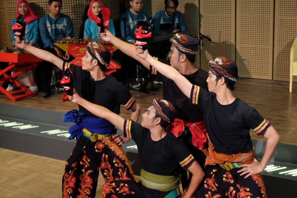 Pementasan tari topeng Betawi bertajuk Rahwana: Topeng Merah Betawi oleh mahasiswa UNJ di Galeri Indonesia Kaya pada Rabu, 19 Juli 2017.