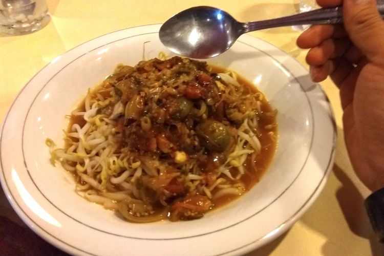 Toge goreng khas Bogor yang otentik di Resto Kentjana, rumah makan Tionghoa lawas yang menyajikan suasana otentik sejarah Bogor di Suryakencana, Bogor, Sabtu (3/2/2018).