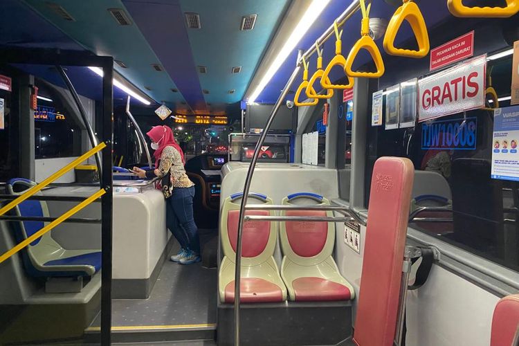 Interior lantai bawah di dalam bus wisata Jakarta rute BW4 Pencakar Langit. 