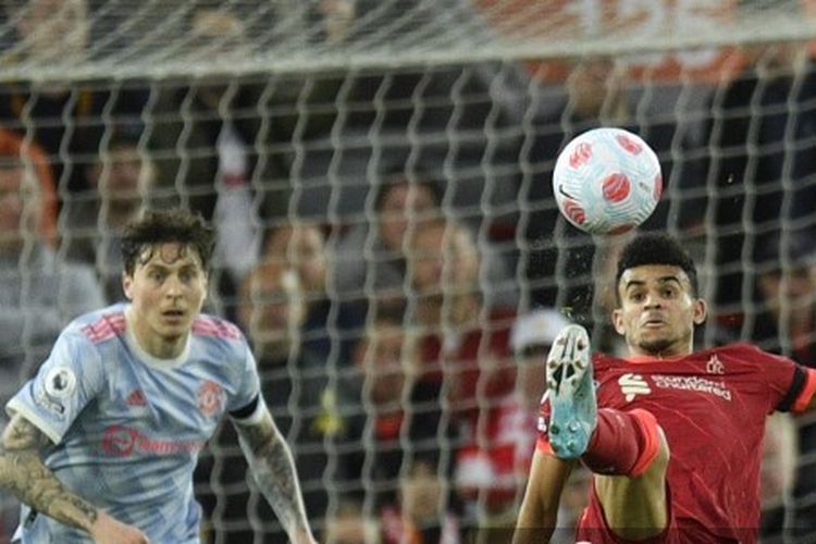 Penyerang Liverpool, Luis Diaz (kanan), mencoba mengontrol bola dalam laga Liverpool vs Man United di Anfield Stadium, Rabu (20/4/2022) dini hari WIB.