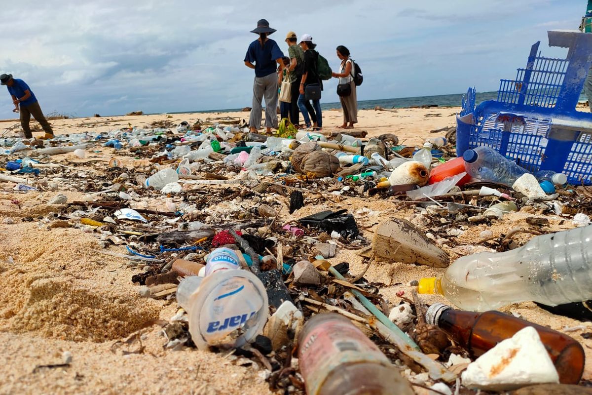 Sampah di pesisir pantai di kawasan wisata Wakatobi. Sebagian besar sampah dari rumah tangga menumpuk di sejumlah pantai-pantai di kawasan wisata ini.