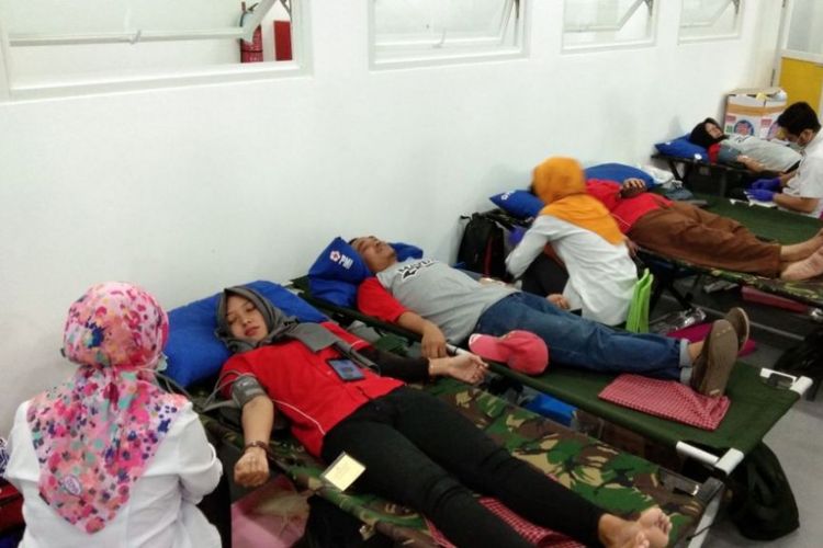 Aksi sosial sebagai kegiatan Pra May Day diselenggarakan Serikat Pekerja Farmasi Kesehatan (FSP Farkes) Reformasi Kabupaten Semarang di pabrik PT Sido Muncul, Senin (30/4/2018) pagi dalam bentuk aksi donor darah bekerjasama dengan Palang Merah Indonesia (PMI).