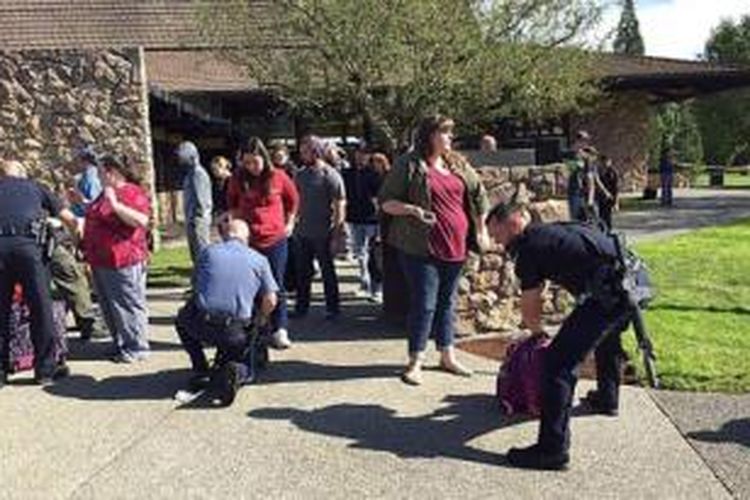 Polisi mengamankan Umpqua Community College di Roseburg, Oregon, Amerika Serikat, pasca-terjadinya penembakan yang menewaskan setidaknya 10 orang, Kamis (1/10/2015).