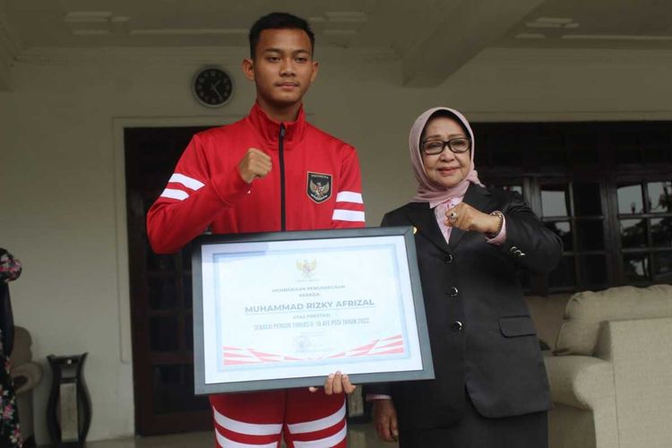 Muhammad Rizky Afrizal, pemain Timnas Indonesia U-16 yang turut mengantarkan Indonesia juara AFF U-16 2022, menerima penghargaan dari Bupati Jombang Mundjidah Wahab, di Pendopo Kabupaten Jombang, Jawa Timur, Senin (29/8/2022).