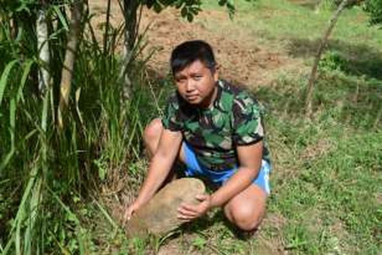 (Foto TNI AL Nunukan.)Sala satu anggota TNI AL di Pos Balansiku menemukan sebuah mortir sepanjang 60 cm. Mortil yang keberadaannya diketahui setelah terkena cangkul tersebut diduga merupakan mortir peningalan perang dunia ke II.