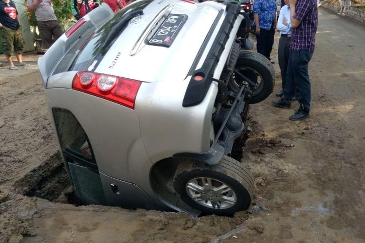 Sebuah mobil Daihatsu Xenia berpelat B 1304 BFW terperosok ke dalam lubang galian resapan air di depan rumah Jalan Susilo I Nomor 26, Grogol, Tanjung Duren, Jakarta Barat pada Minggu (27/5/2018) sekitar pukul 08.30 WIB. 