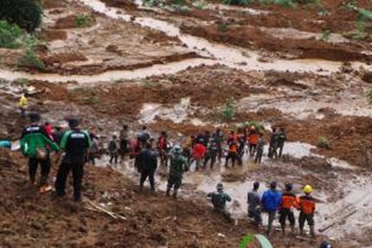 Tim Basarnas, Banser, Relawan dan TNI saat melakukan evakuasi di lokasi bencana longsor yang menimpa puluhan rumah di Dusun Jemblung Desa Sampang Kecamatan Karangkobar, Sabtu (13/12/2014).
Description : 