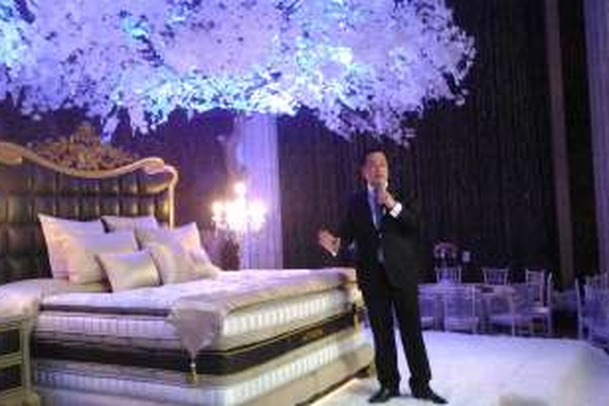 Presiden Direktur Massindo Group Jeffri Massie saat berbicara tentang produk Spring Air terbaru bernama The Throne, di Hotel Kempinski Indonesia, Jakarta, Kamis (22/9/2016)