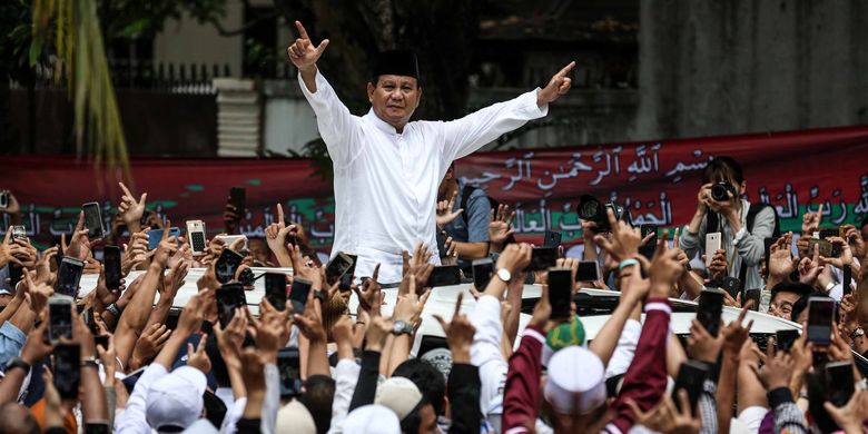 Capres nomor urut 02, Prabowo Subianto tiba di kediaman Kertanegara untuk mendeklarasikan kemenangannya pada Pilpres 2019 di Jakarta Selatan, Jumat (19/4/2019). Prabowo kembali mendekalarasikan kemenangannya versi real count internal BPN sebesar 62 persen.