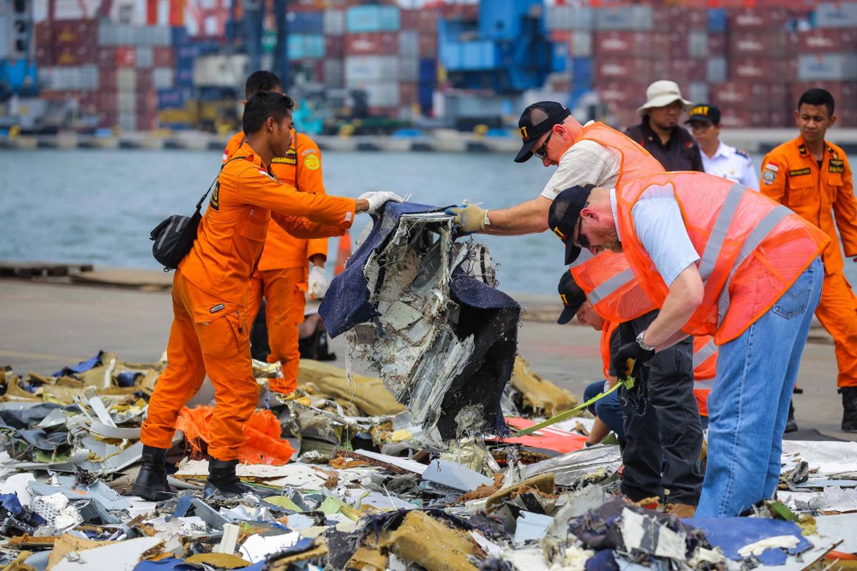 Tim dari Komite Nasional Keselamatan Transportasi melihat dan memilah barang-barang yang sudah dikumpulkan dari pesawat Lion Air JT 610 yang jatuh di perairan Karawang di JICT 2, Tanjung Priok, Jakarta Utara, Kamis (1/11/2018).