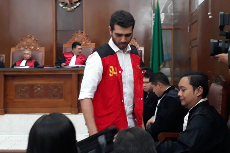 Artis peran Fachri Albar menjalani sidang perdana kasus penyalahgunaan narkotika di Pengadilan Negeri Jakarta Selatan, Selasa (15/5/2018).