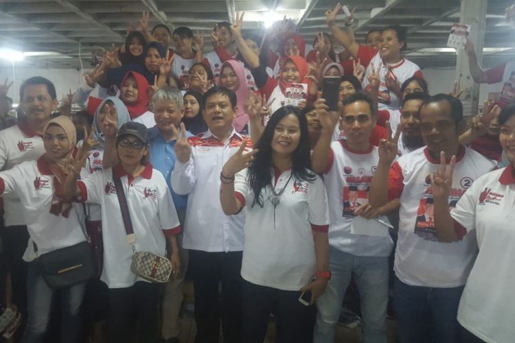 Ketua Tim Pemenangan Hasanah, Abdy Yuhana bersama ratusan buruh PT Baru dan Jaya di kawasan Babakan Ciparay, Kota Bandung, Rabu (7/6/2018). 