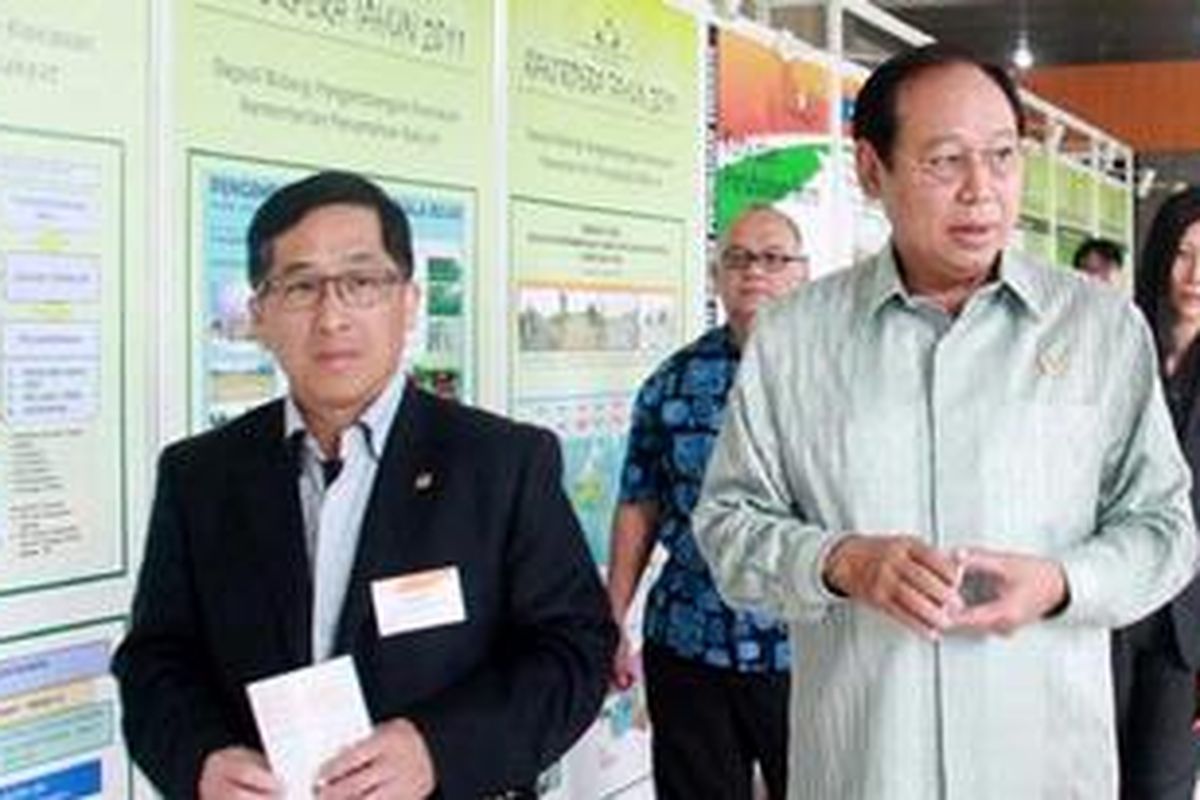 Menpera Djan Faridz (kanan) bersama Chief Executive Hong Kong Infrastructure Development And Real Estate Mr. HO On Sing Thomas yang memimpin 10 orang delegasi di Kantor Kemenpera, Jakarta, Jumat (30/3/2012). 