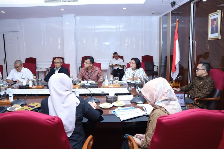 Menteri Pendayagunaan Aparatur Negara dan Reformasi Birokrasi (Menpan-RB) Abdullah Azwar berdiskusi dengan Direktur Eksekutif Project Management Office (PMO) Kartu Prakerja Denni Puspa Purbasari dan jajarannya di Jakarta, Selasa (9/1/2024).