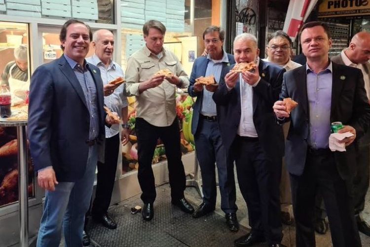 Presiden Brasil Jair Bolsonaro (dua dari kiri) harus menyantap makan pertamanya di pinggir jalan Amerika Serikat (AS).
