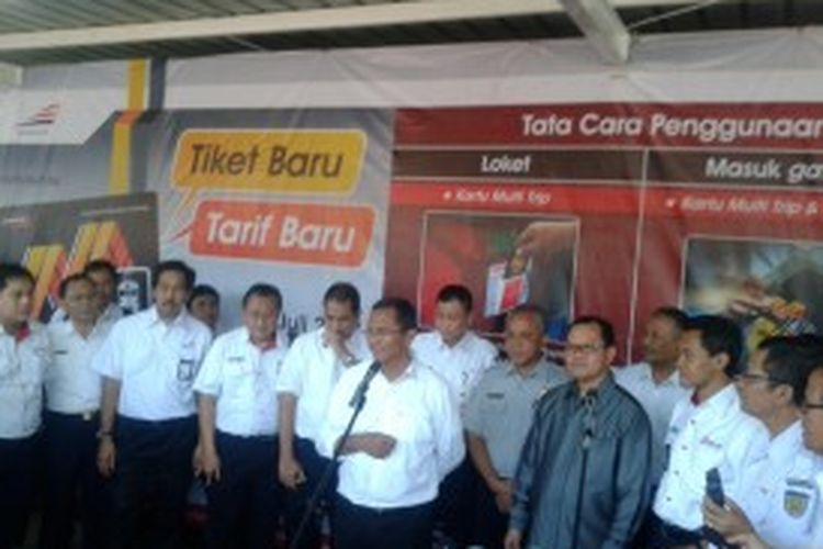 Menteri BUMN Dahlan Iskan saat acara peluncuran e-ticketing dan tarif progresif di Stasiun Manggarai, Senin (1/7/2013)