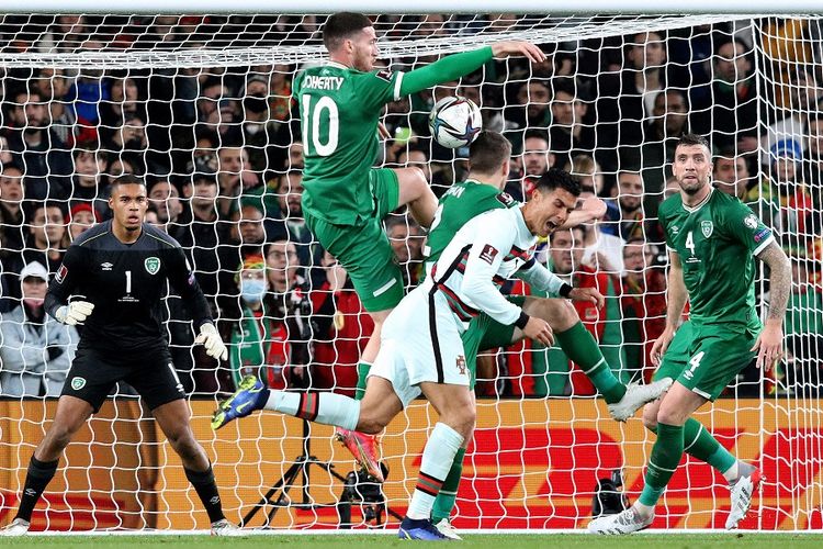 Aksi penyerang Portugal Cristiano Ronaldo (putih) saat mencoba menjebol gawang Irlandia pada laga Grup A Kualifikasi Piala Dunia 2022 antara Irlandia vs Portugal di Stadion Aviva di Dublin pada 11 November 2021.