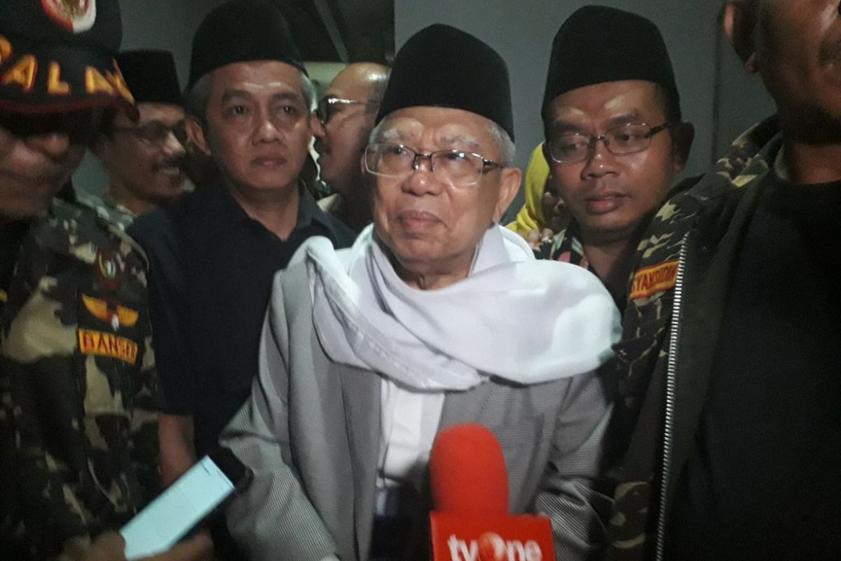 Bakal Calon Wakil Presiden Maruf Amin memberikan keterangan kepada wartawan di rumahnya di Koja, Jakarta Utara, Kamis (9/8/2018).