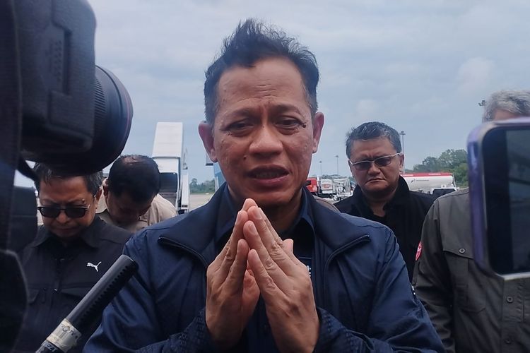 Menteri Lingkungan Hidup/Kepala Badan Pengendalian Lingkungan Hidup (BPLH), Hanif Faisol Nurofiq memberikan keterangan di Bandara Internasional Kualanamu usai pulang dari lokasi banjir dan longsir di Desa Garoga, Kecamatan Batang Toru, Kabupaten Tapanuli Selatan, Sabtu (6/12/2025).