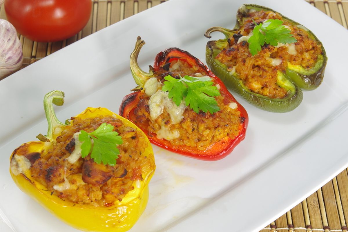 Ilustrasi paprika isi daging. 