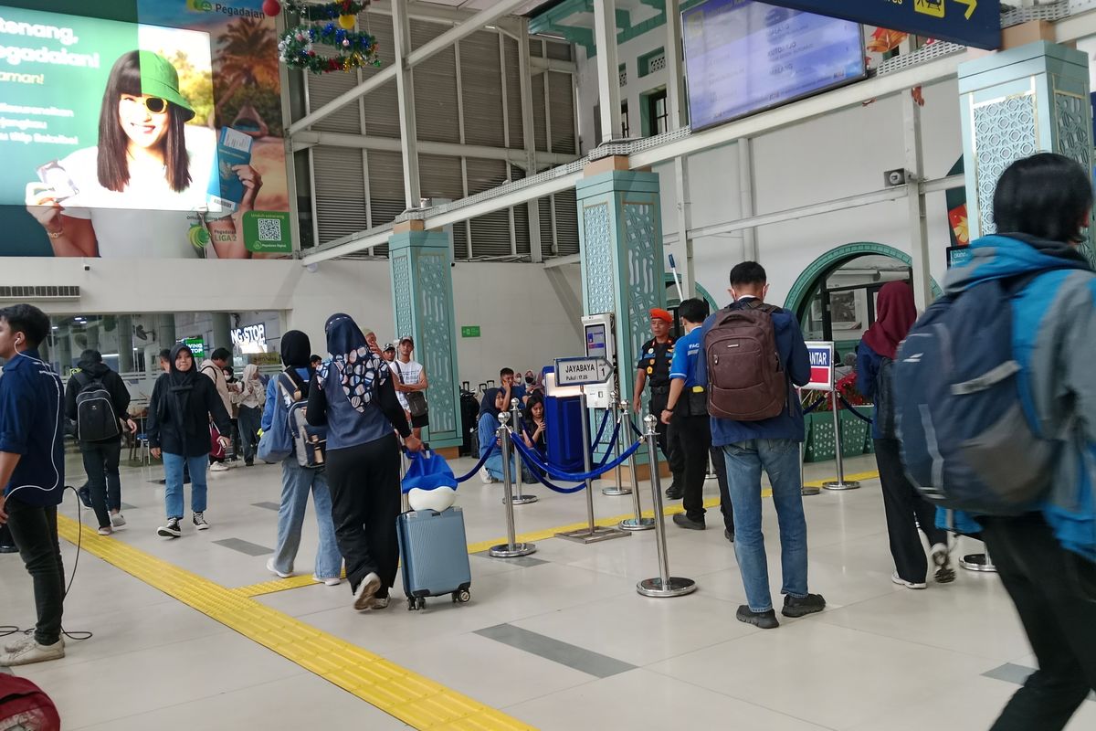 Tak Seramai Kemarin, Aktivitas Stasiun Pasar Senen H-1 Natal Cenderung Landai